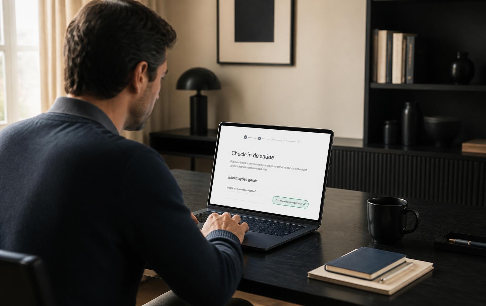 Colaborador realizando um check-in de saúde privado pela plataforma Vyra Corp em um ambiente de trabalho refinado, sem exposição de dados pessoais.